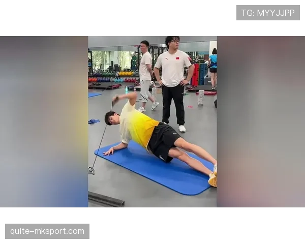 潘展乐训练完直接拎着爱马仕去吃路边摊? 潘展乐训练完直接拎着爱马仕去吃路边摊?